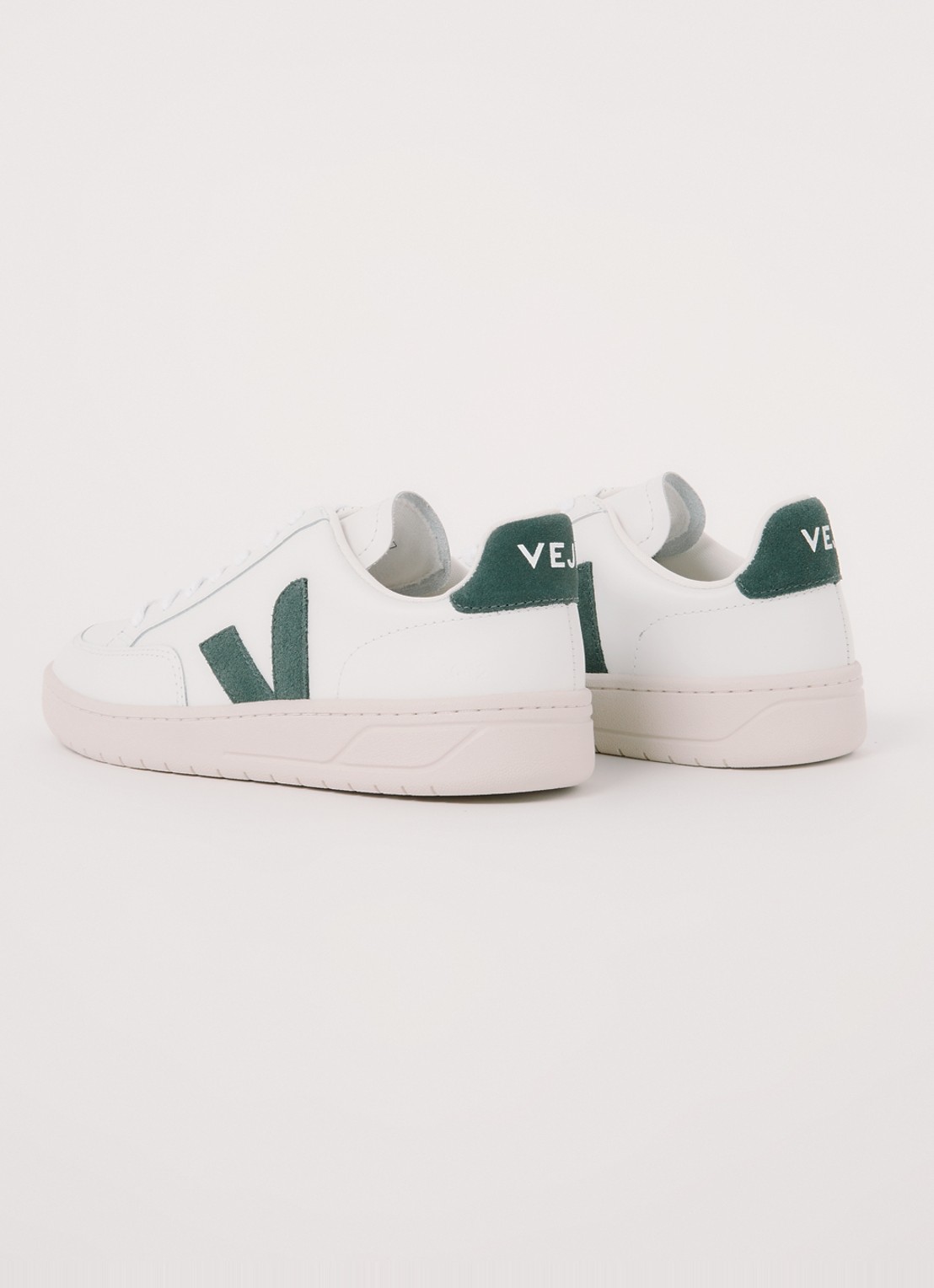 Veja V-12 sneaker van leer met suède details - detail 4 groen