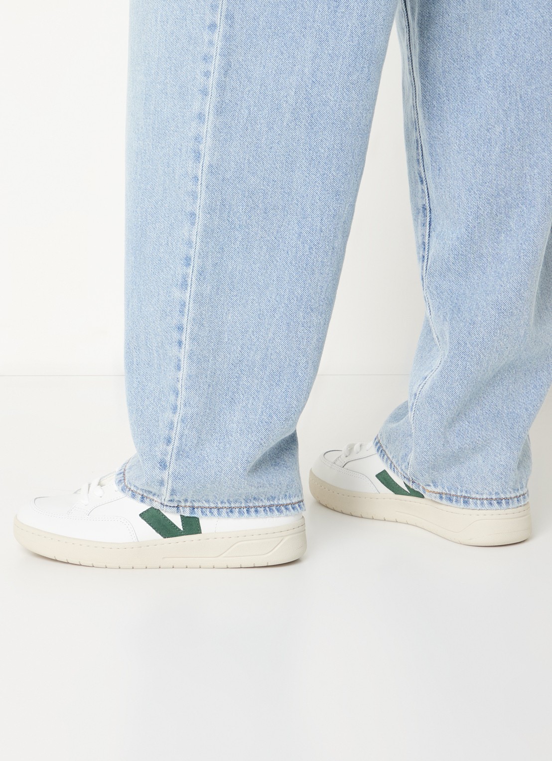 Veja V-12 sneaker van leer met suède details - voorkant 2 groen