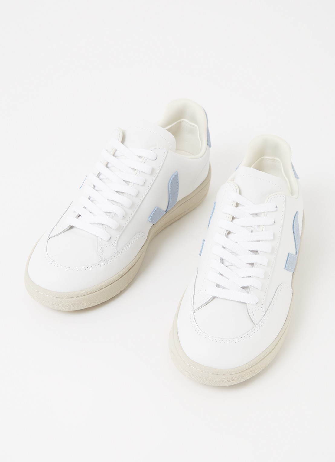 Veja V-12 sneaker van leer met suède details - detail lichtblauw