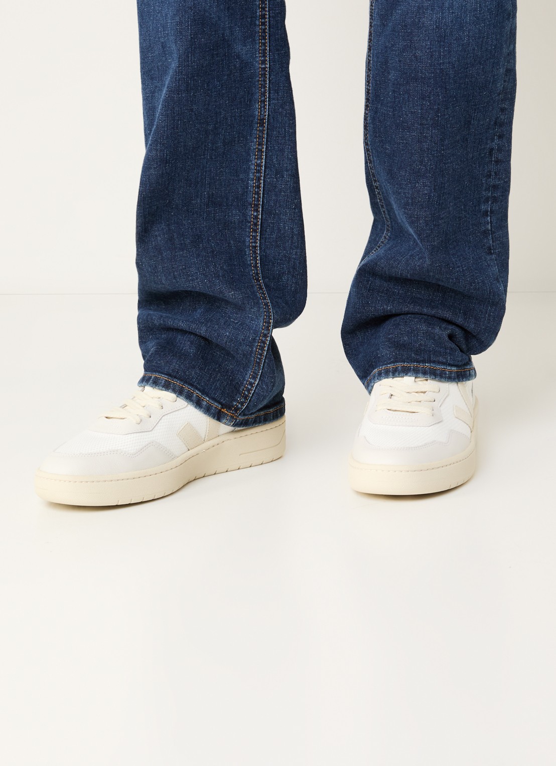 Veja V-90 sneaker met leren details - voorkant 3 wit