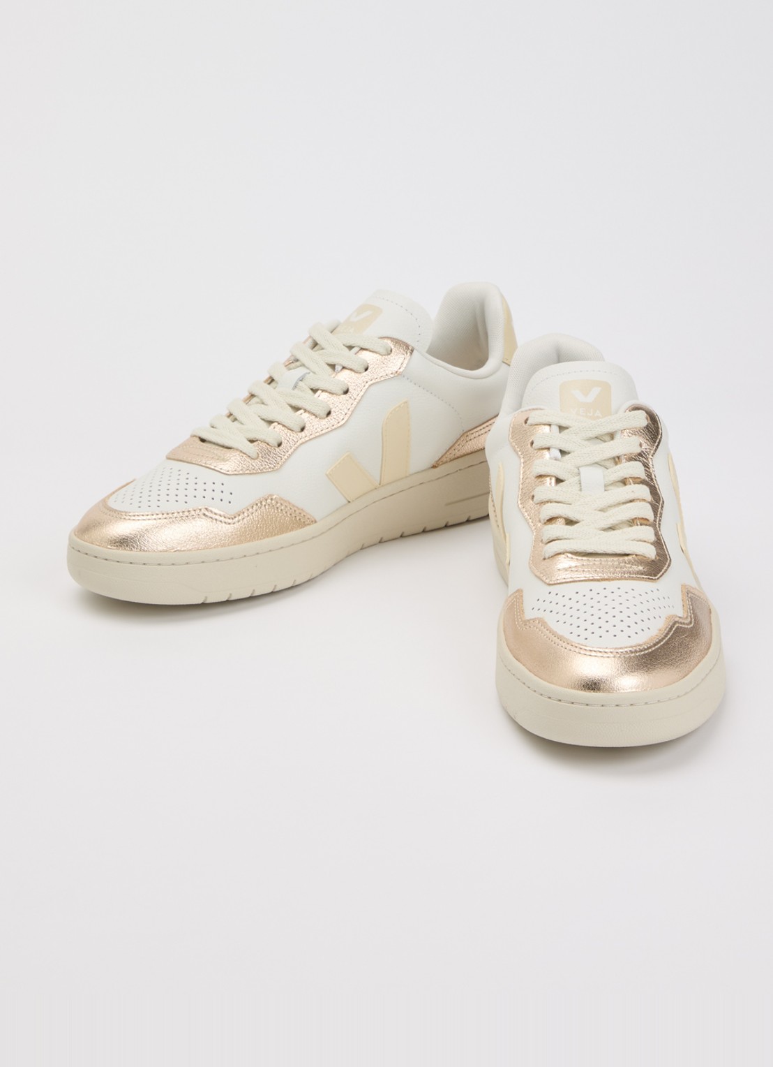 Veja V-90 sneaker van leer met metallic finish - detail 3 goud