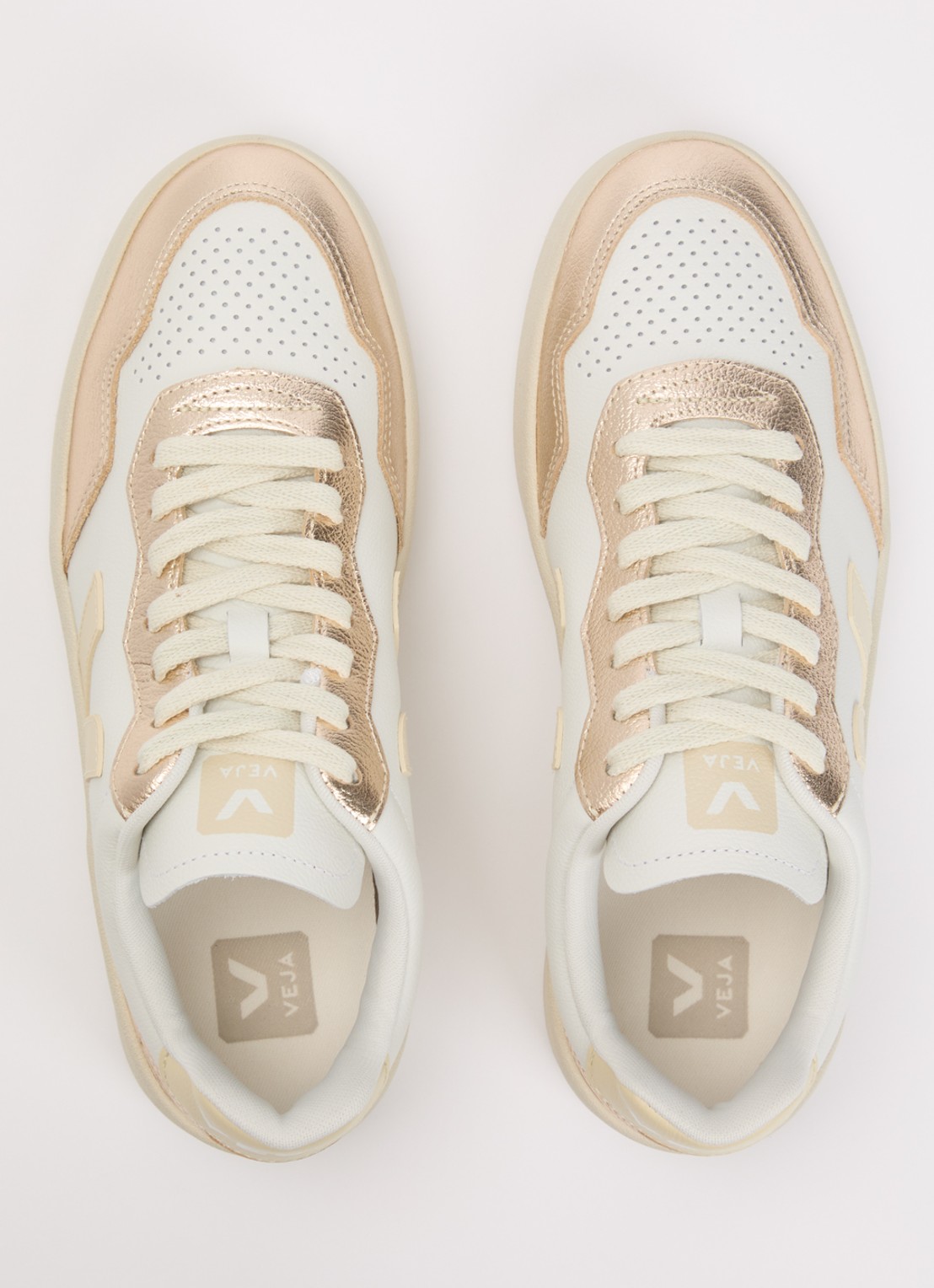 Veja V-90 sneaker van leer met metallic finish - detail 4 goud