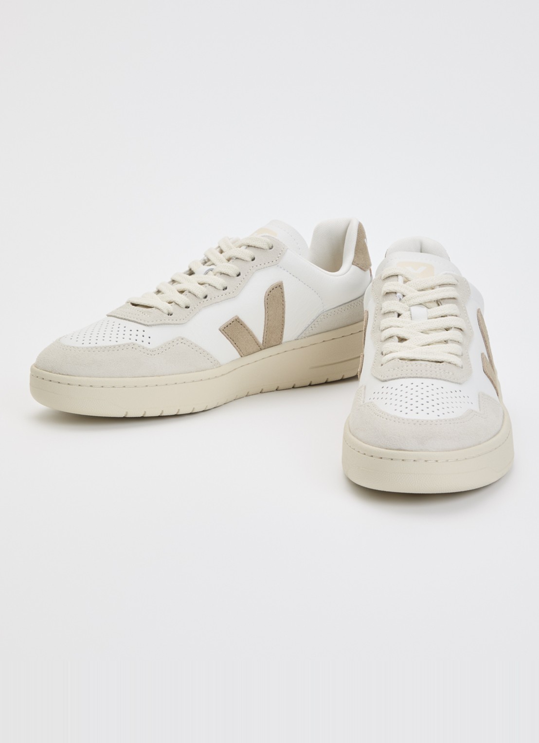 Veja V-90 sneaker van leer met suède details - detail 2 beige