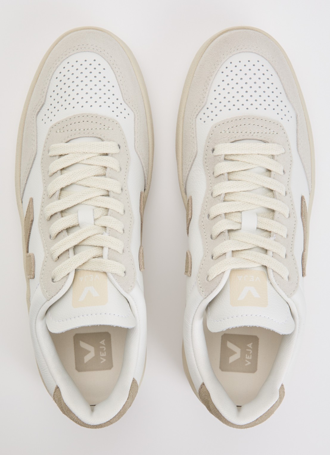 Veja V-90 sneaker van leer met suède details - detail 3 beige