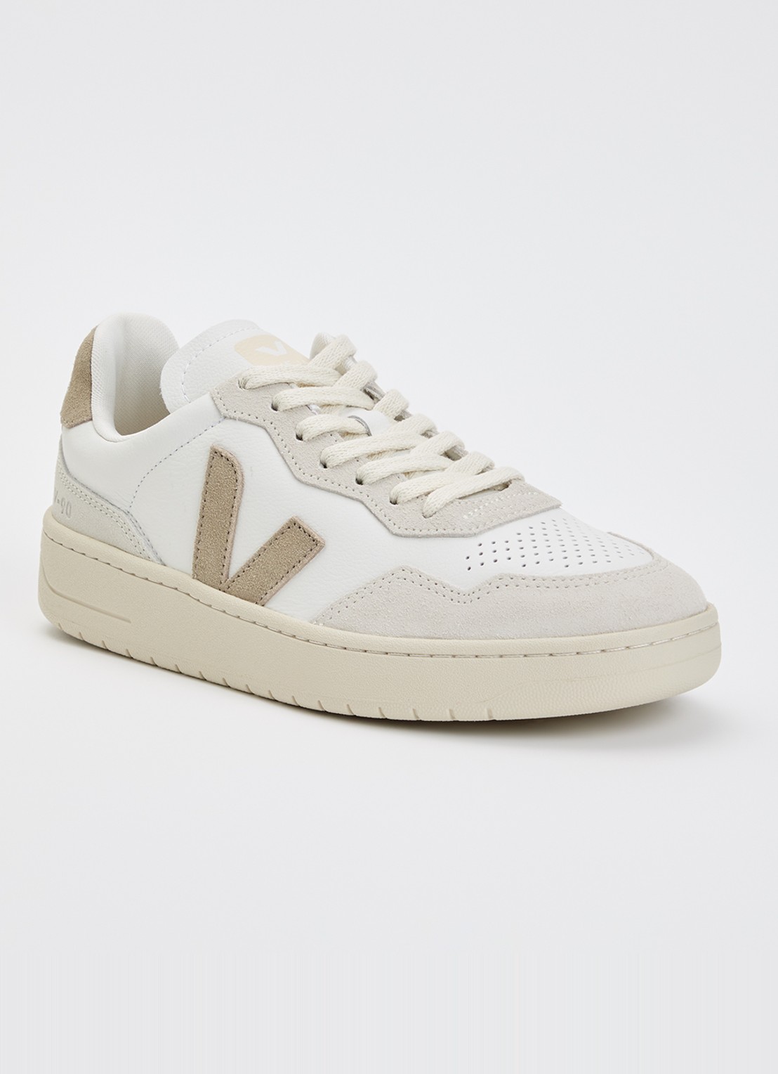 Veja V-90 sneaker van leer met suède details - voorkant beige