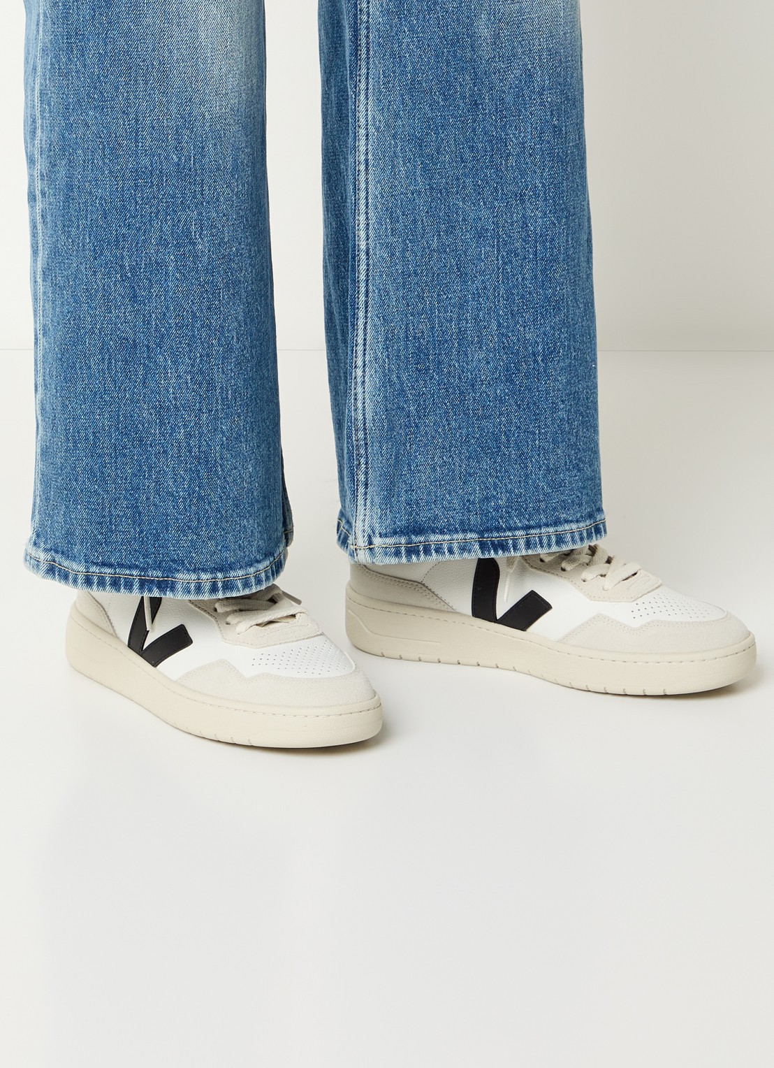 Veja V-90 sneaker van leer met suède details - voorkant 6 wit