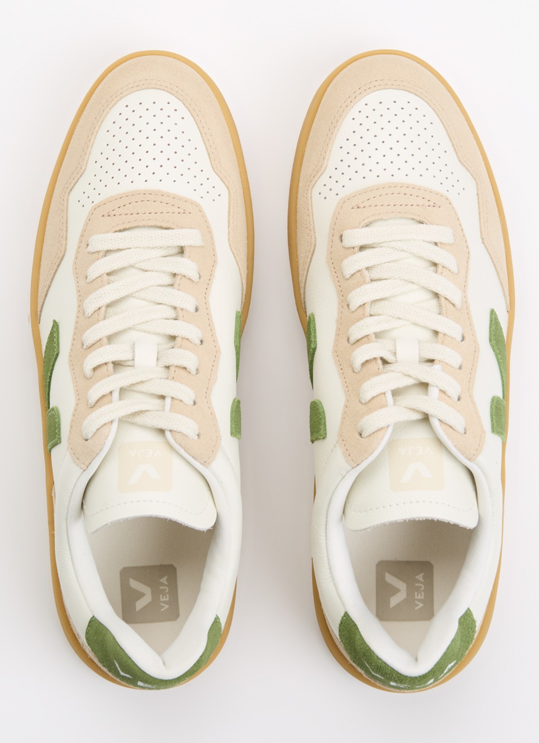 Veja V-90 sneaker van leer met suède details - detail 2 gebroken wit