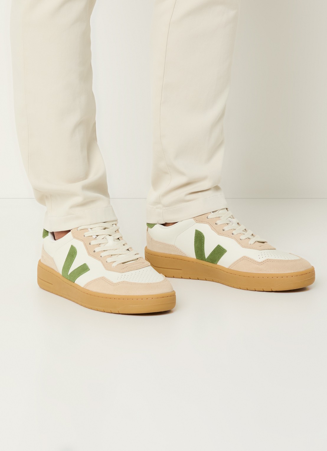 Veja V-90 sneaker van leer met suède details - voorkant 6 gebroken wit