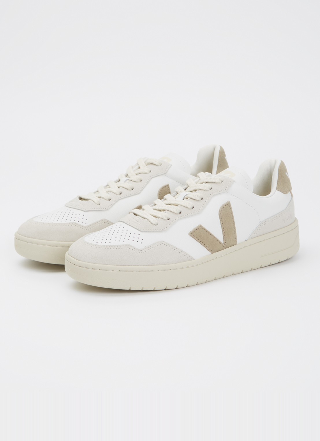 Veja V-90 sneaker van leer met suède details - detail wit