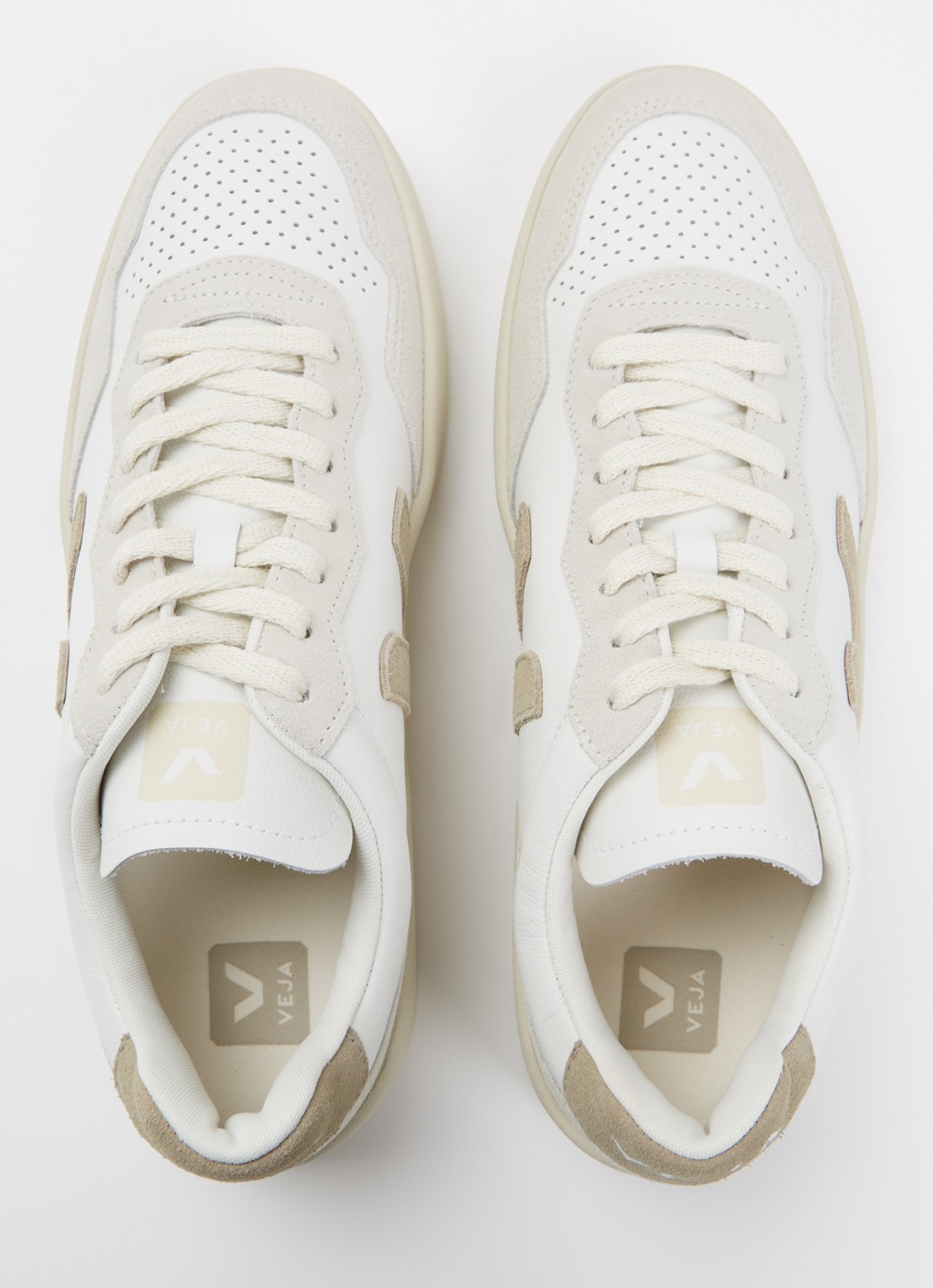 Veja V-90 sneaker van leer met suède details - detail 2 wit