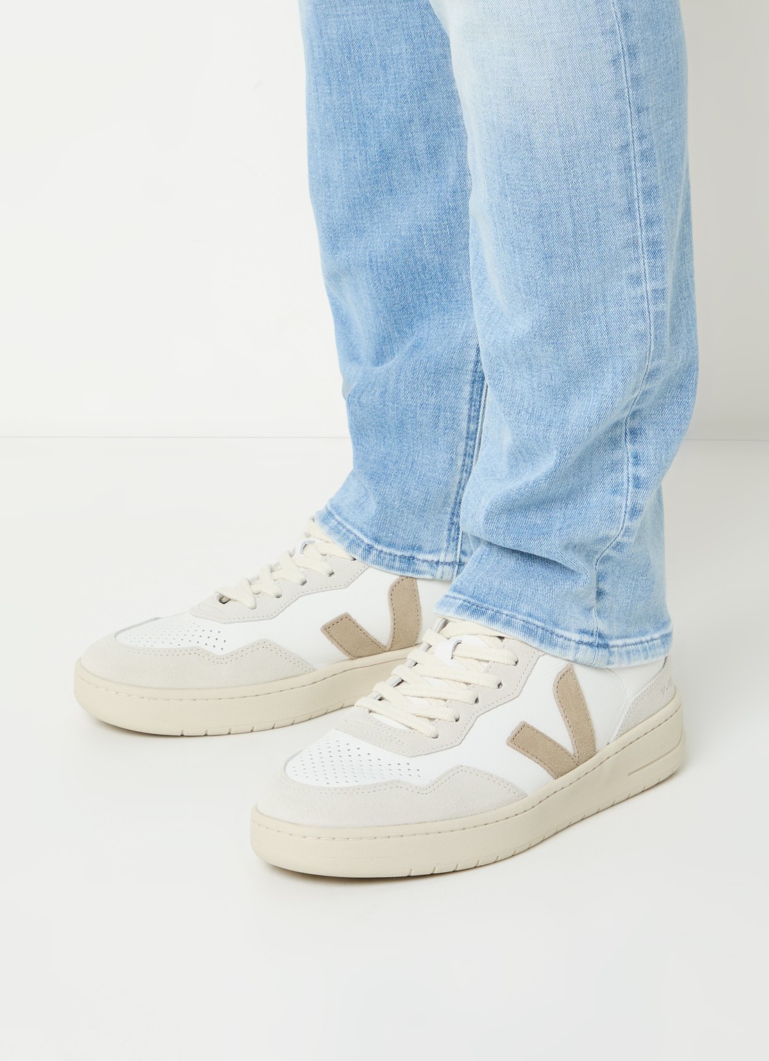 Veja V-90 sneaker van leer met suède details - voorkant 6 wit