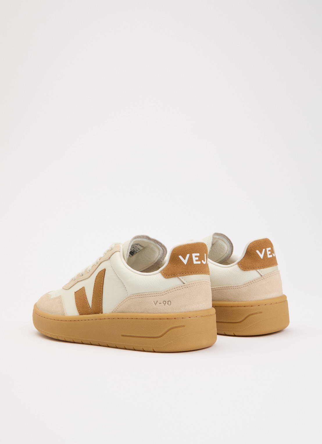 Veja V-90 sneaker van leer met suède details - achterkant camel