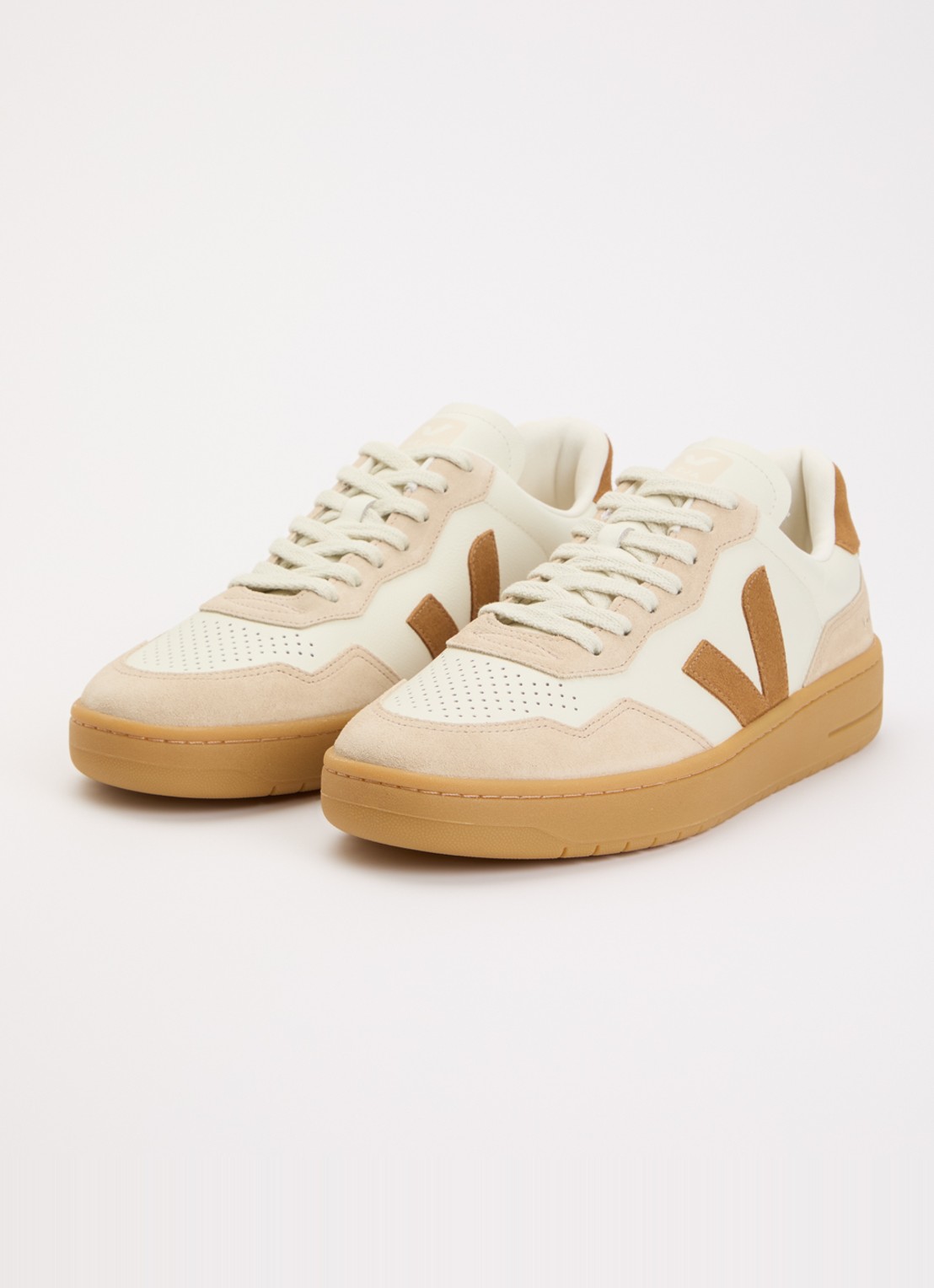 Veja V-90 sneaker van leer met suède details - detail 3 camel