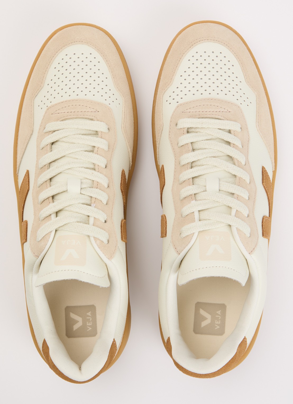 Veja V-90 sneaker van leer met suède details - detail 4 camel