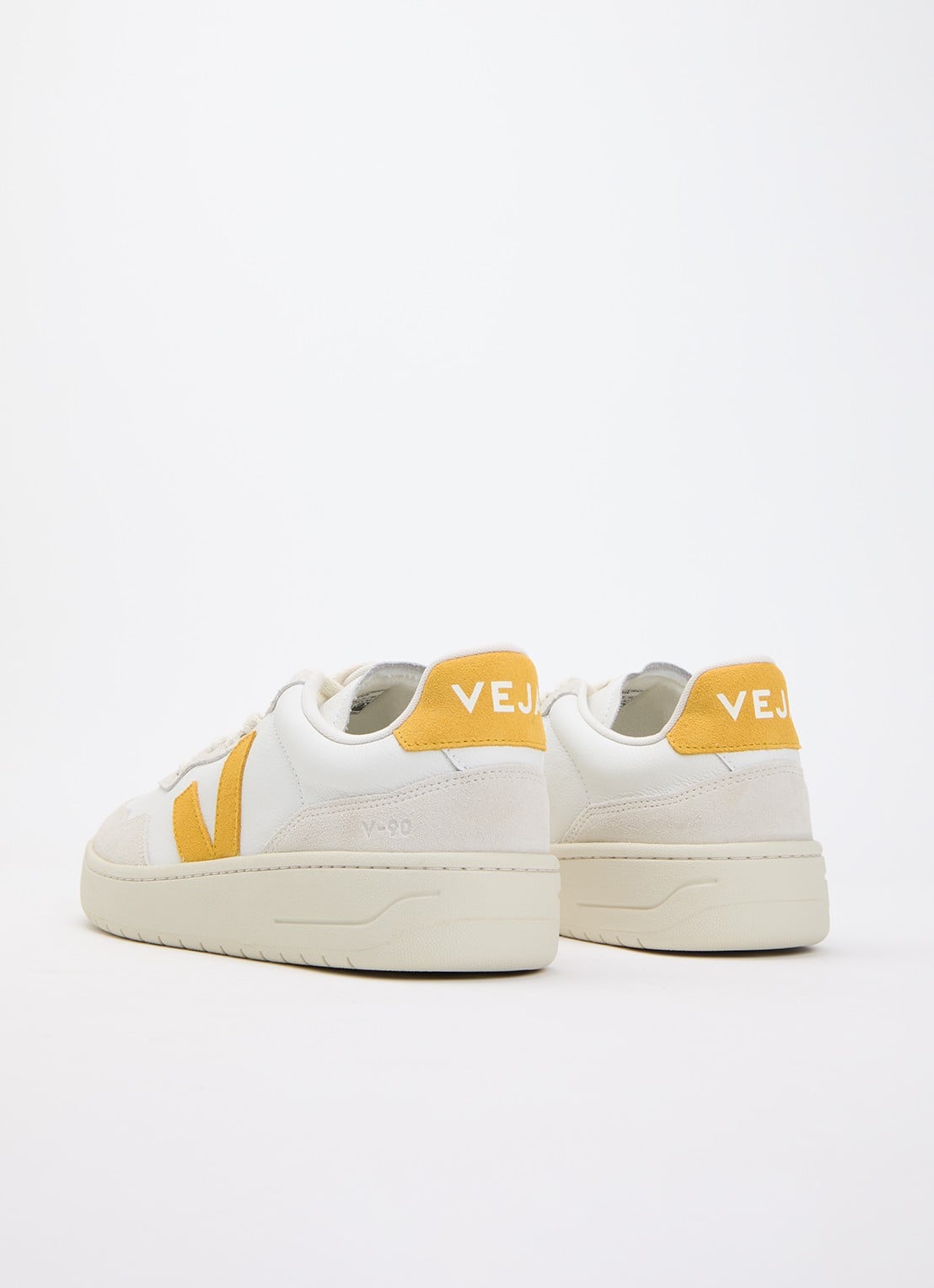 Veja V-90 sneaker van leer met suède details - achterkant wit