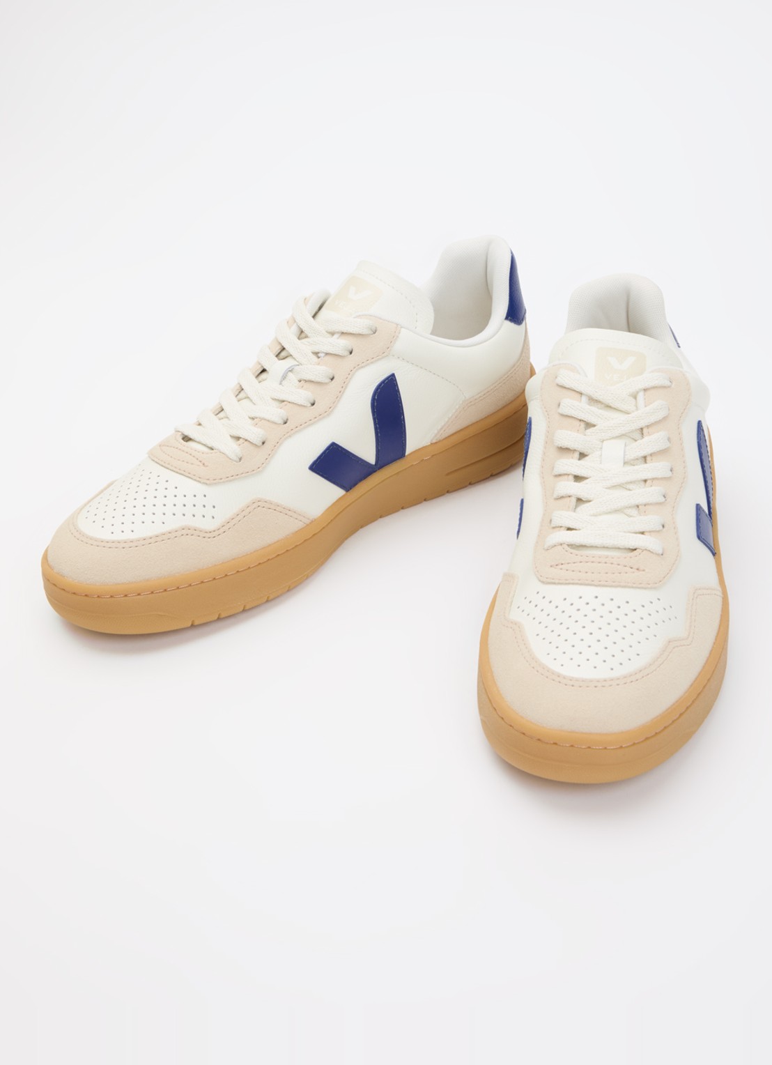 Veja V-90 sneaker van leer met suède details - detail 3 gebroken wit