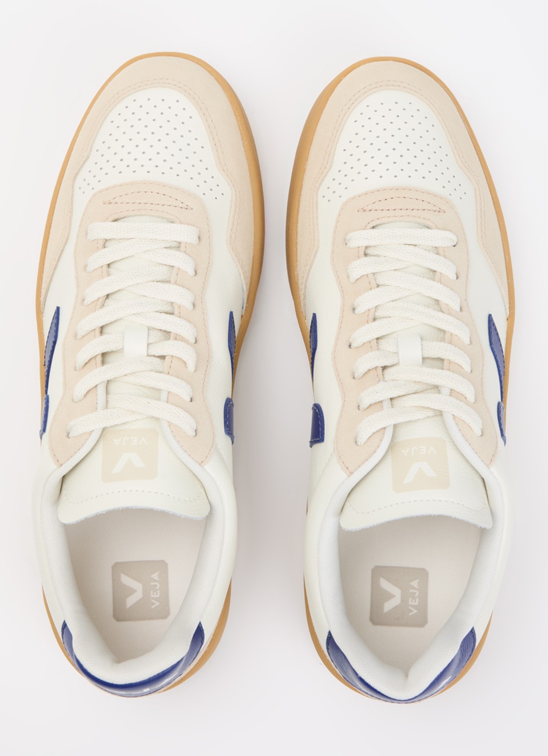 Veja V-90 sneaker van leer met suède details - detail 4 gebroken wit