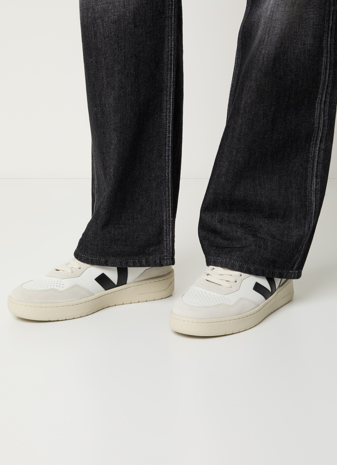Veja V-90 sneaker van leer - voorkant 2 wit