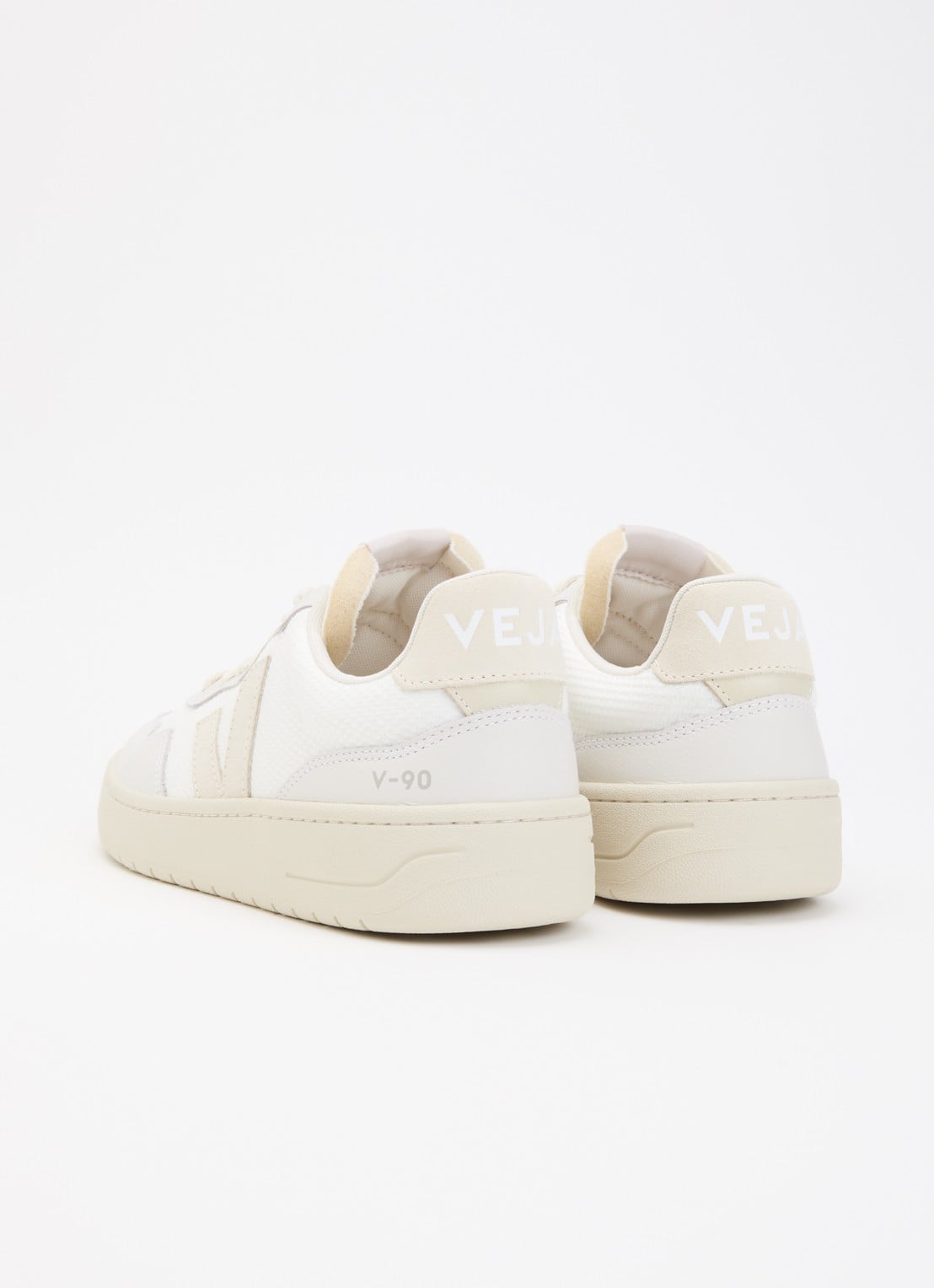 Veja V-90 sneaker van mesh met details van leer en suède - achterkant gebroken wit