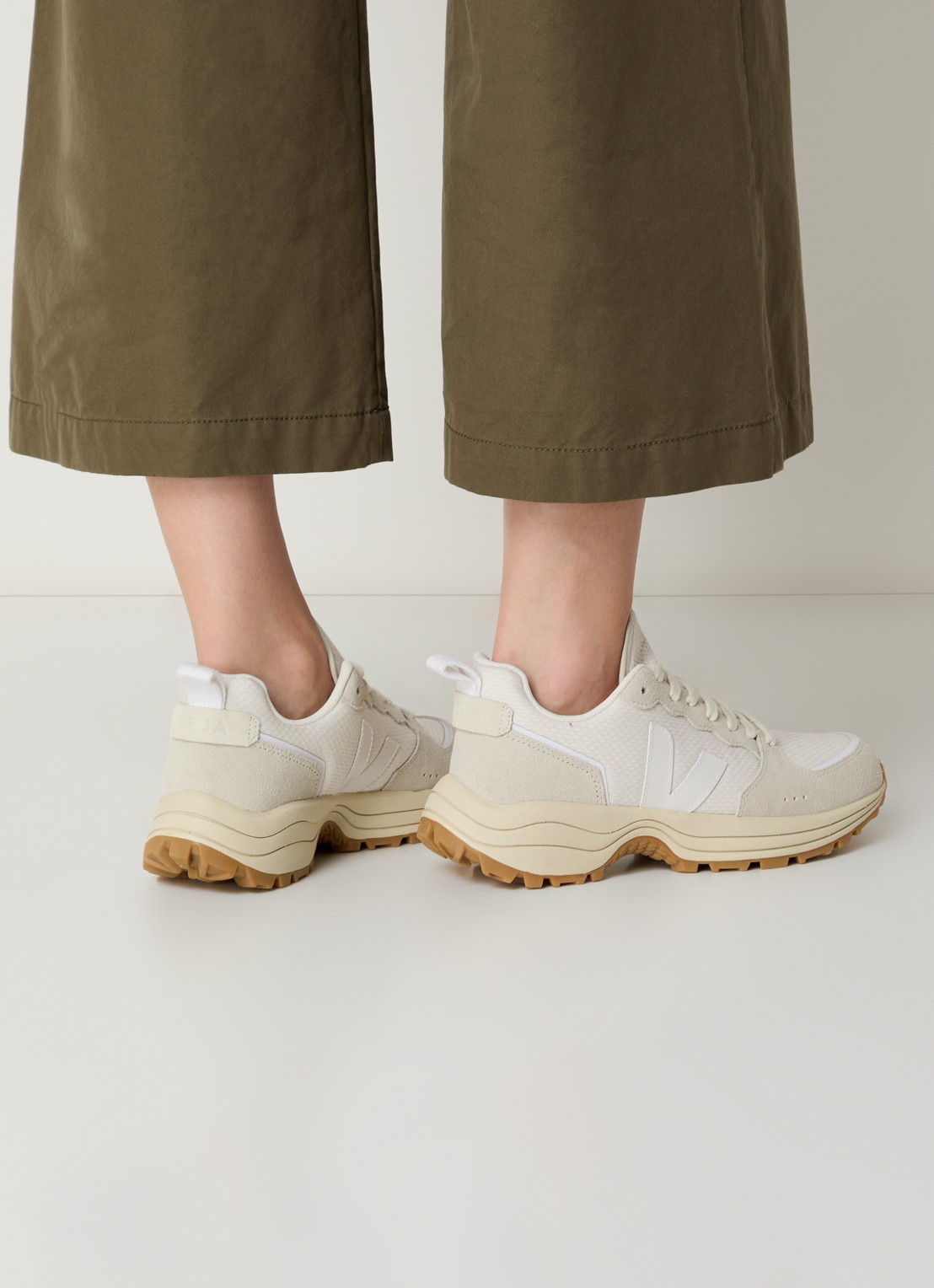 Veja Venturi van mesh met suède details - voorkant 6 lichtgrijs