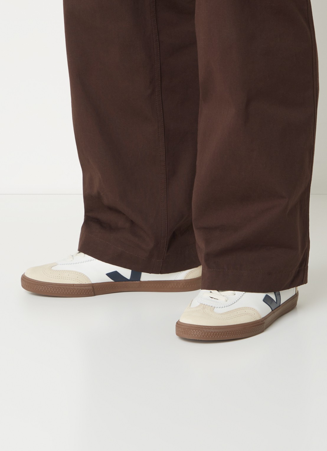 Veja Volley sneaker van leer met suède details - voorkant 2 gebroken wit