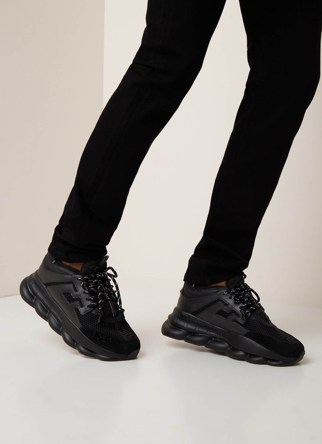Versace Chain Reaction sneaker met kalfssuède details - voorkant 2 zwart