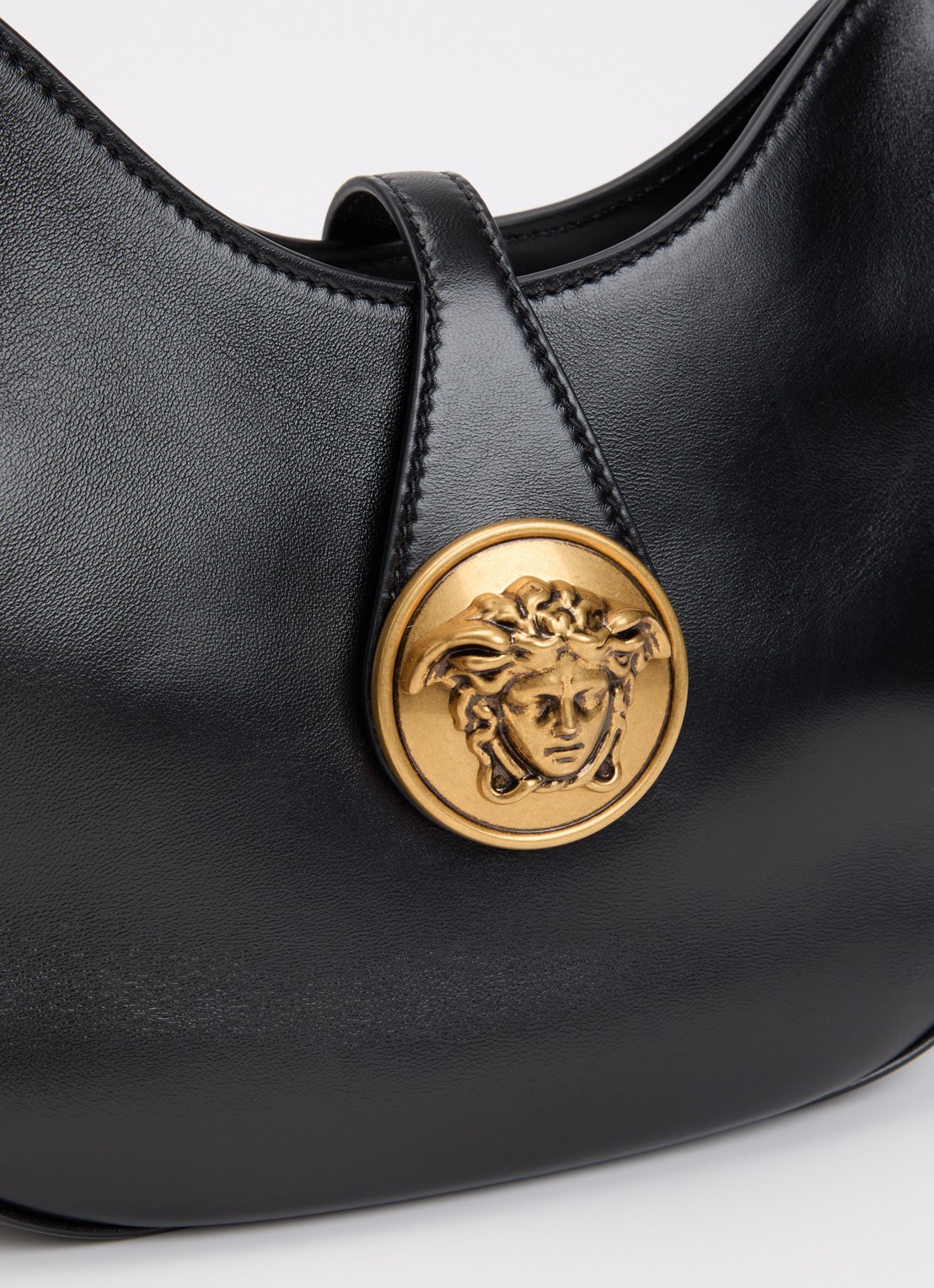 Versace Emblème schoudertas van lamsleer met logodetail - detail 4 zwart