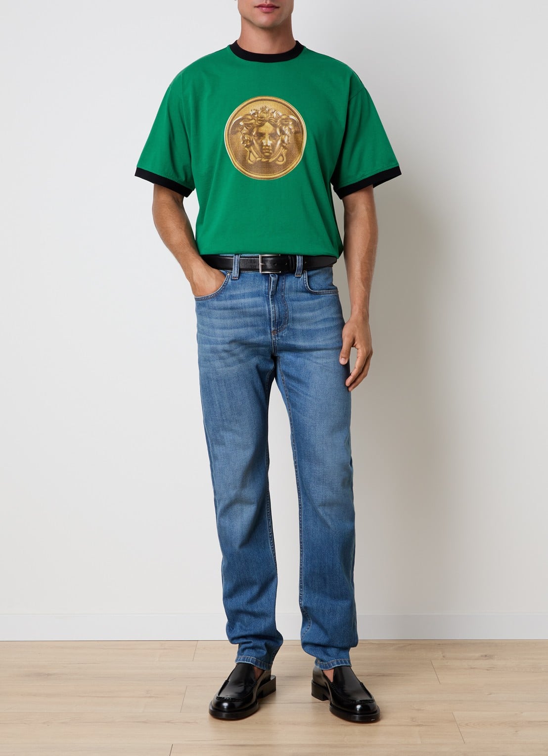 Versace Gold Coin T-shirt met logoprint - voorkant 2 donkergroen
