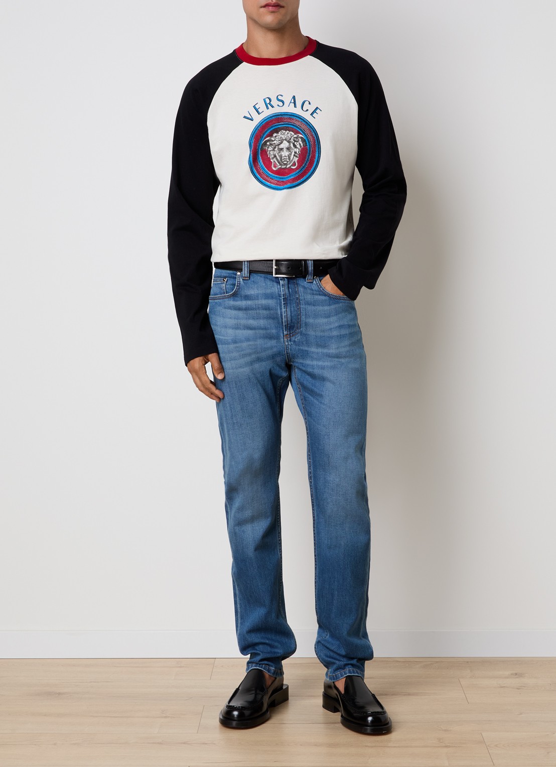 Versace Medusa Moneta longsleeve met logoprint - voorkant 2 gebroken wit