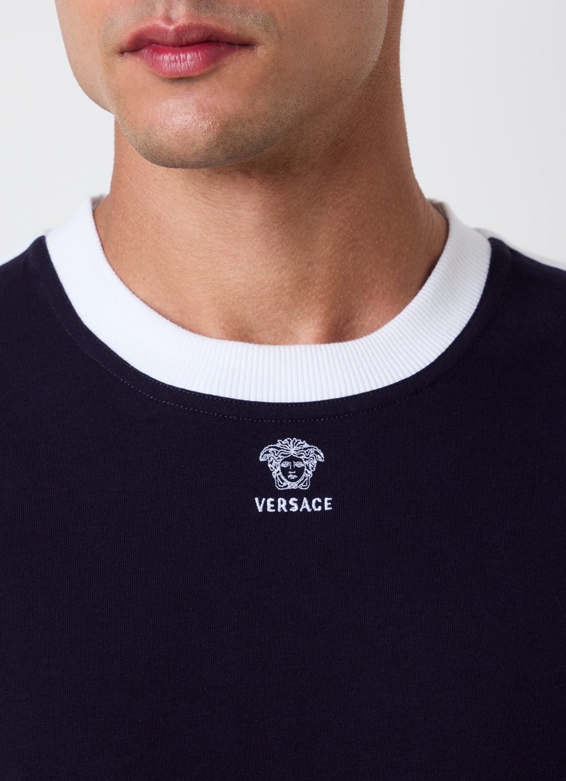 Versace Medusa T-shirt met logoborduring - detail 4 donkerblauw