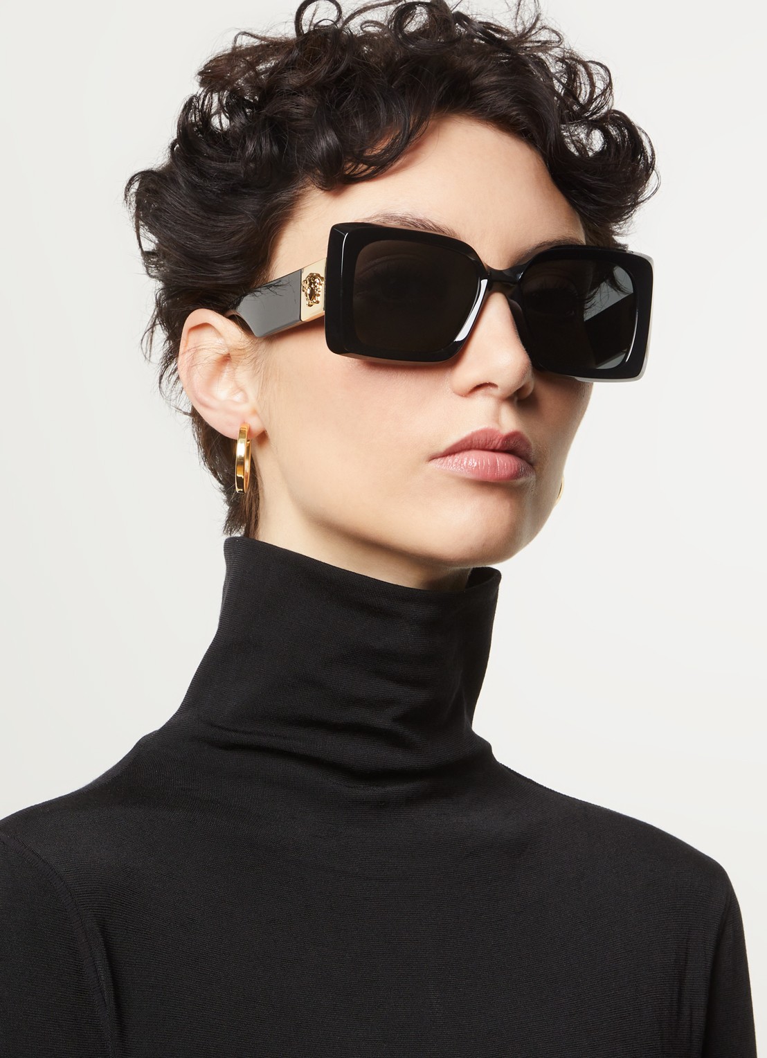 Versace Retro zonnebril VE4467U - voorkant 2 zwart