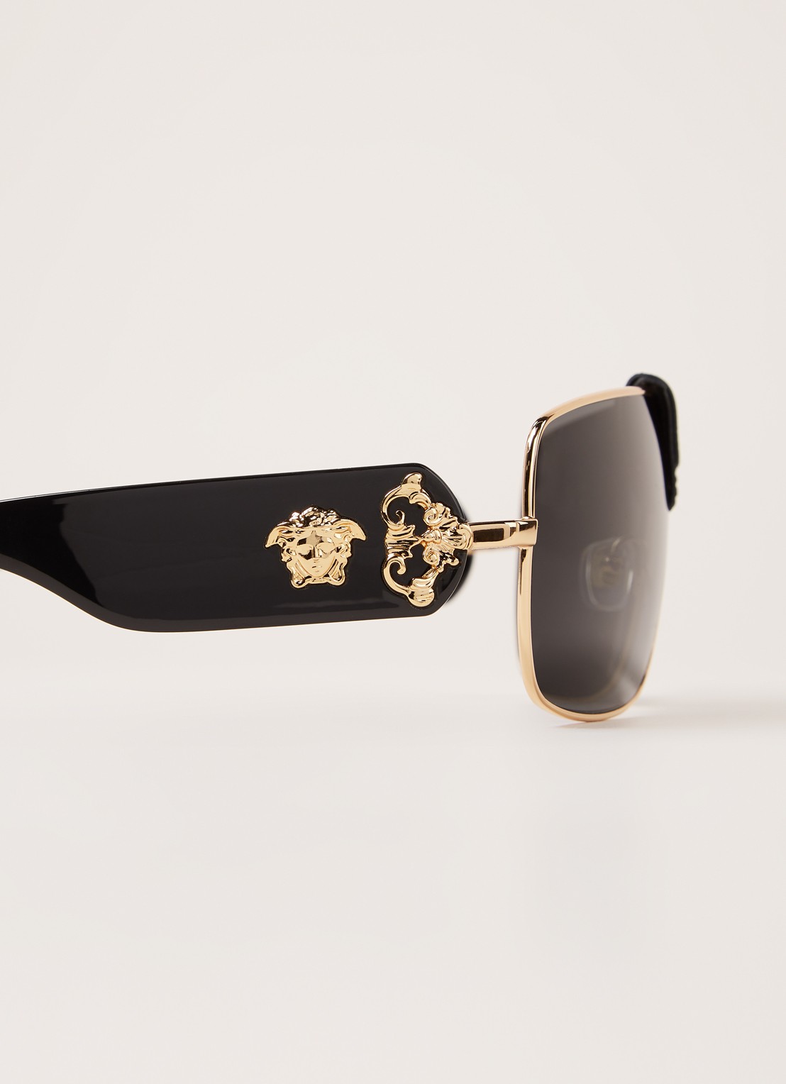 Versace Shield zonnebril VE2207Q - detail 3 goud