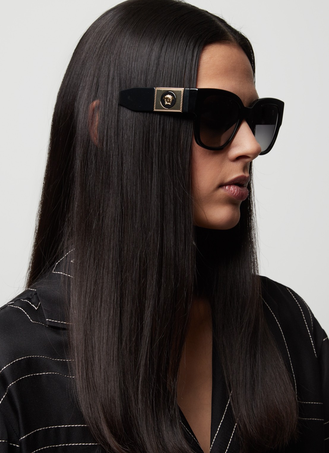 Versace Wayfarer zonnebril gepolariseerd VE4437U  - voorkant 5 zwart