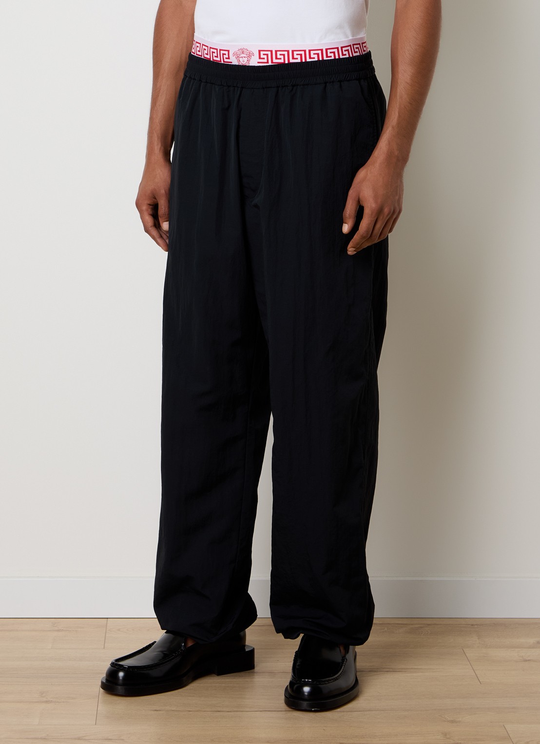 Versace Wide fit trackpants met steekzakken en logo - detail 2 zwart
