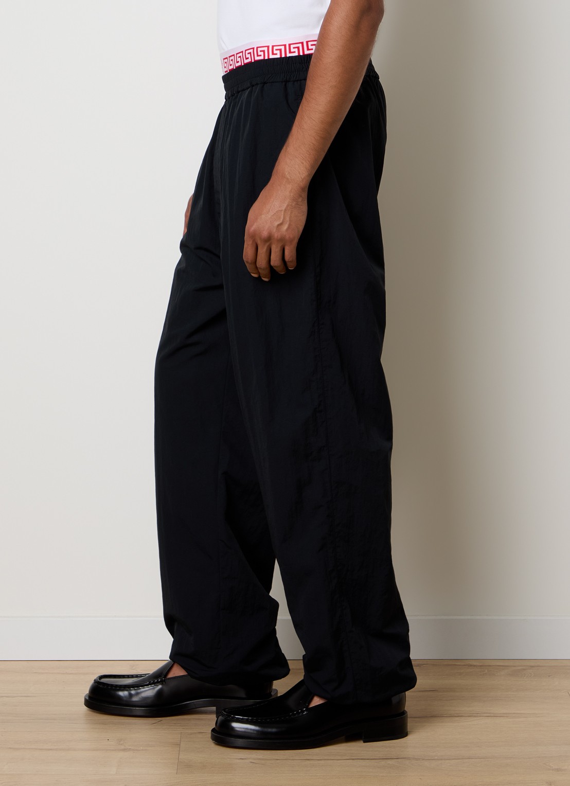 Versace Wide fit trackpants met steekzakken en logo - detail 3 zwart