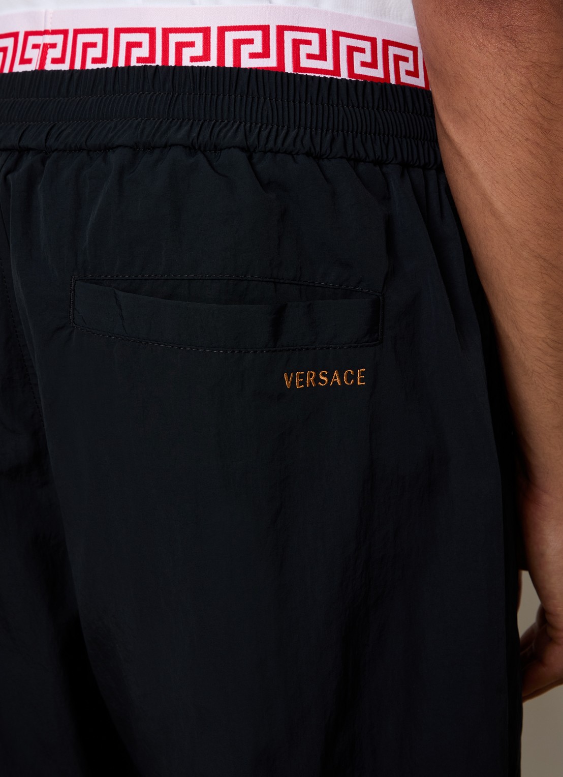 Versace Wide fit trackpants met steekzakken en logo - detail 4 zwart