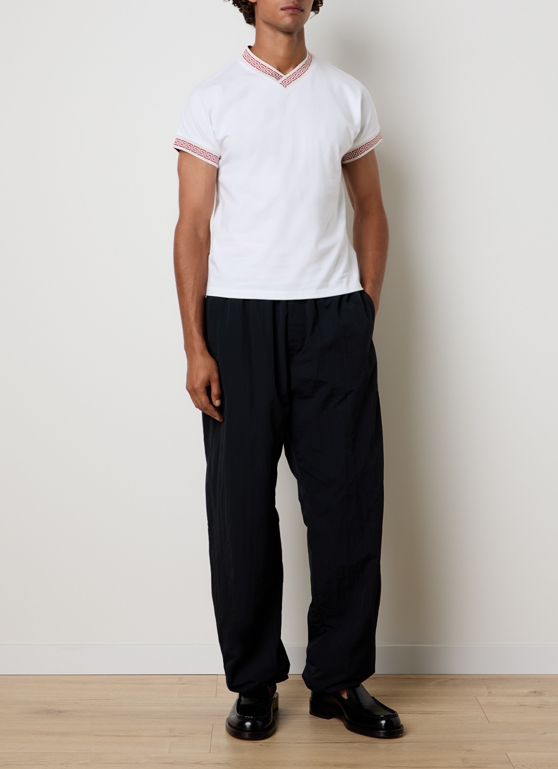 Versace Wide fit trackpants met steekzakken en logo - voorkant 6 zwart