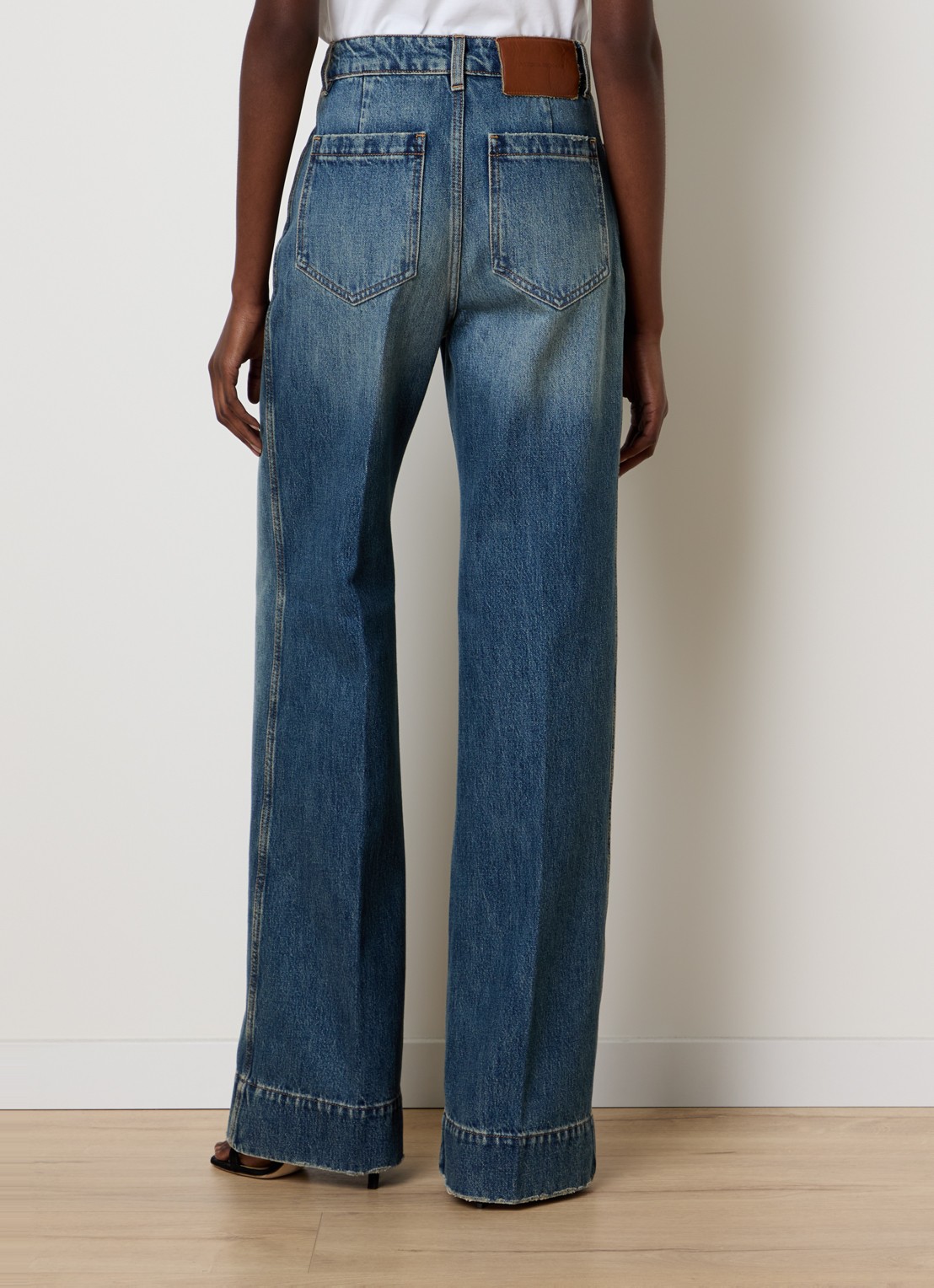 Victoria Beckham Alina high waist flared jeans met medium wassing - achterkant blauw