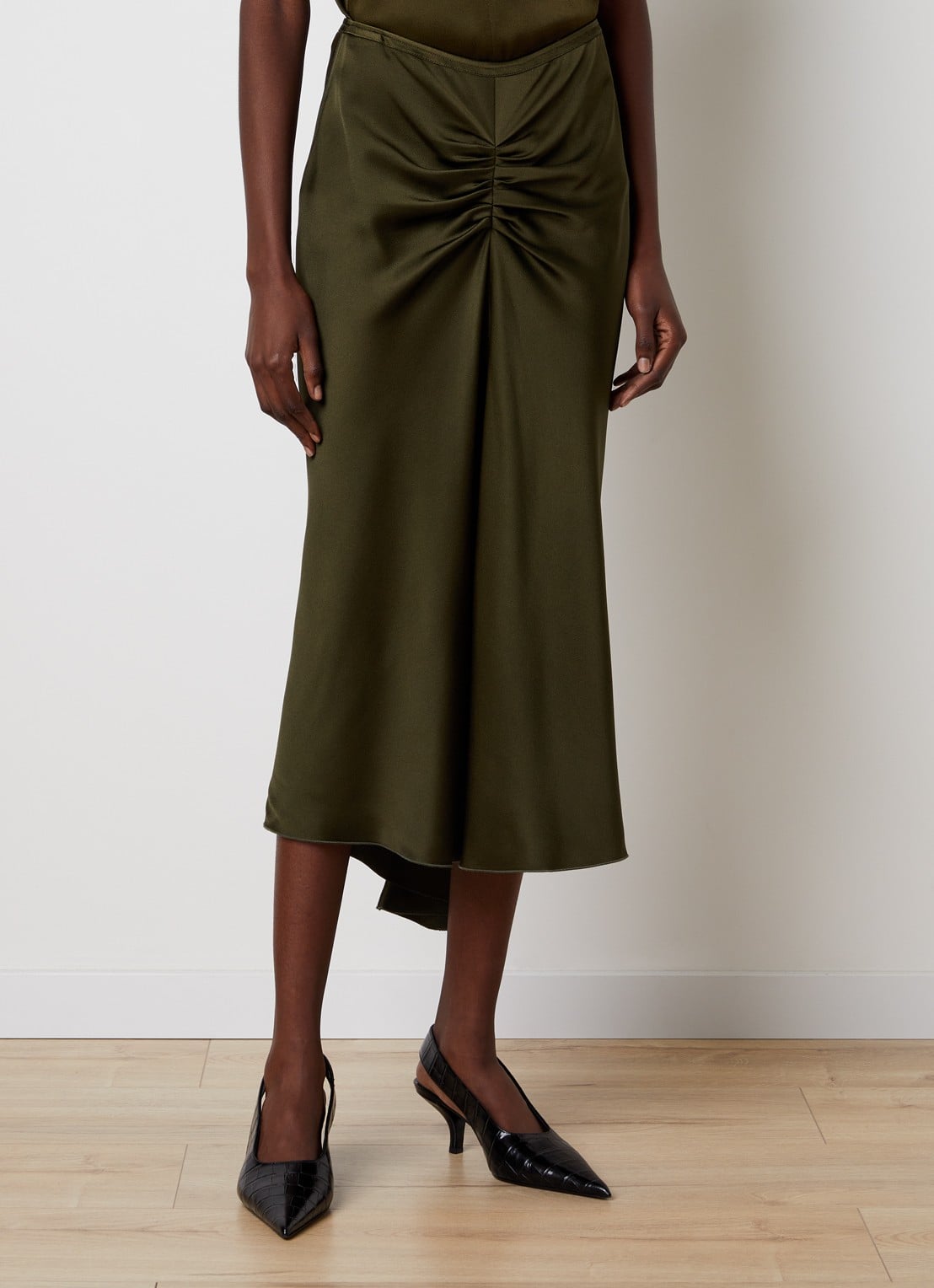 Victoria Beckham Bela midi rok van satijn met ruches - detail mosgroen