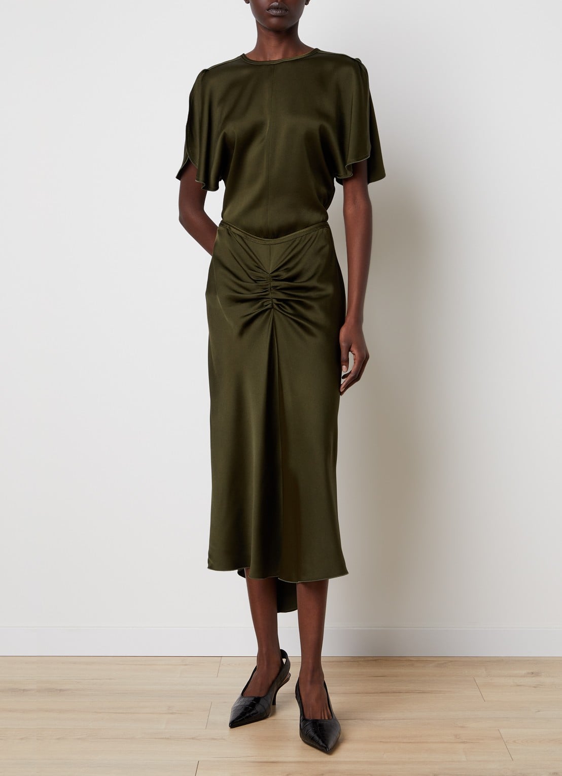Victoria Beckham Bela midi rok van satijn met ruches - voorkant 5 mosgroen