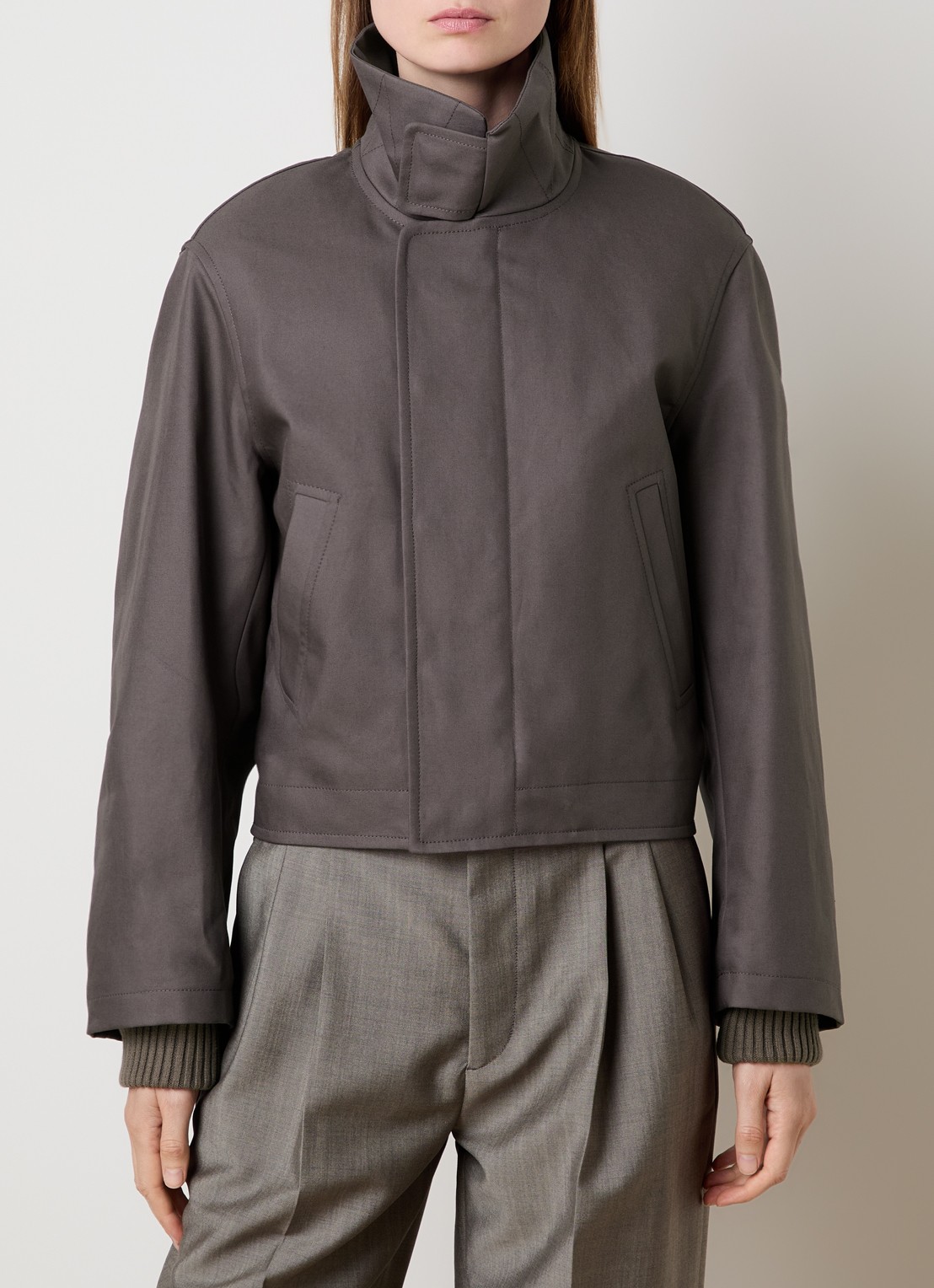 Victoria Beckham Bomberjack met steekzakken - detail 4 taupe