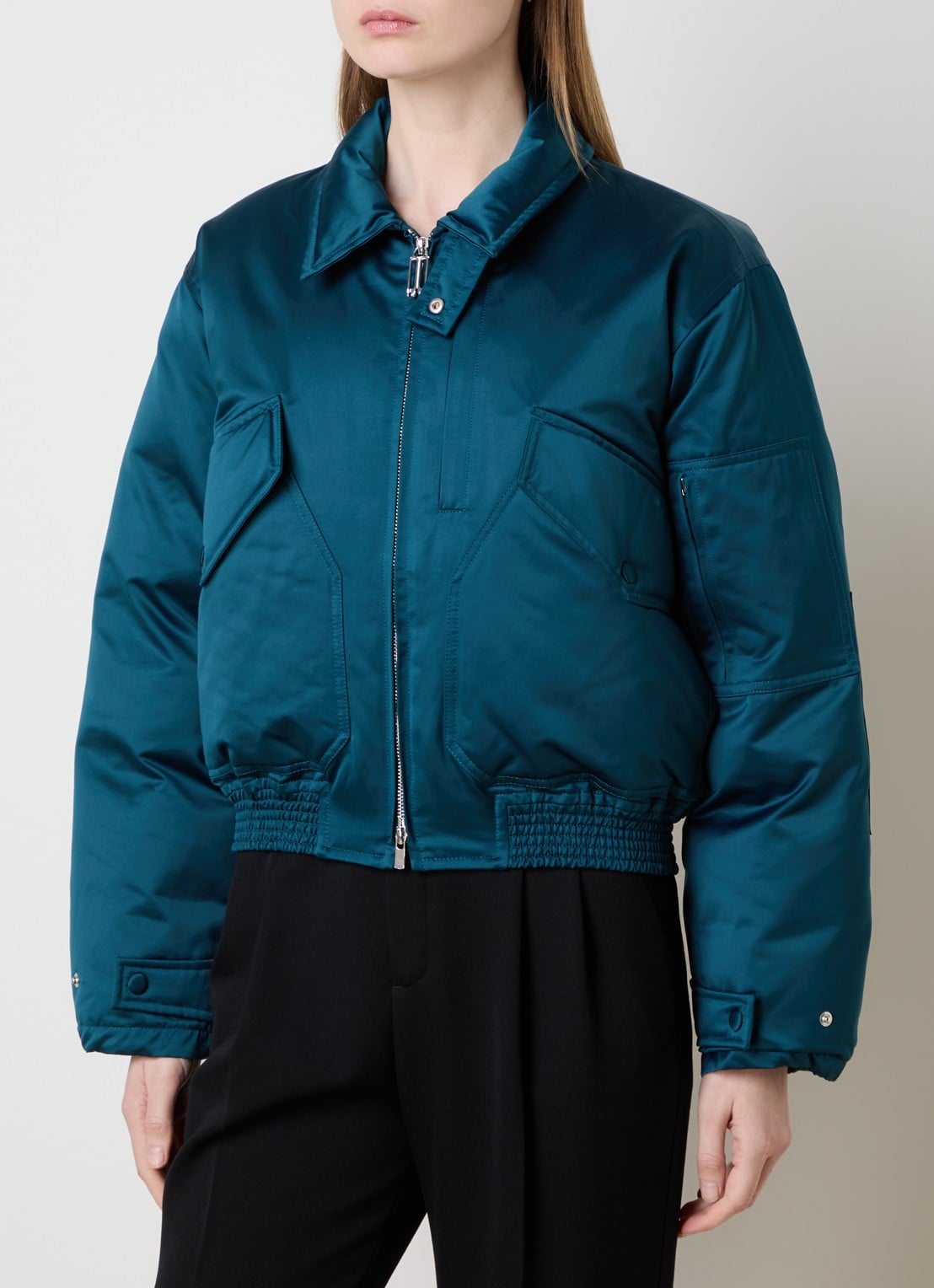 Victoria Beckham Bomberjack van satijn met donsvulling - detail 4 petrol