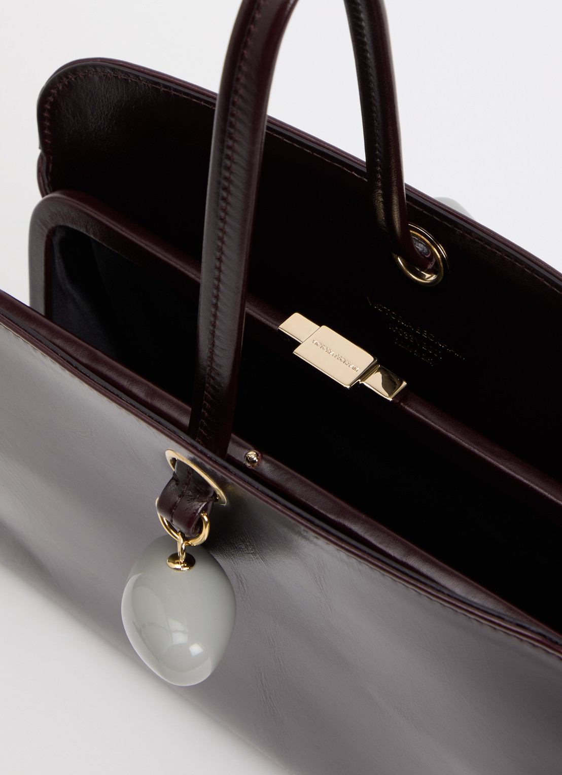 Victoria Beckham Kizette clutch van leer - detail bordeauxrood