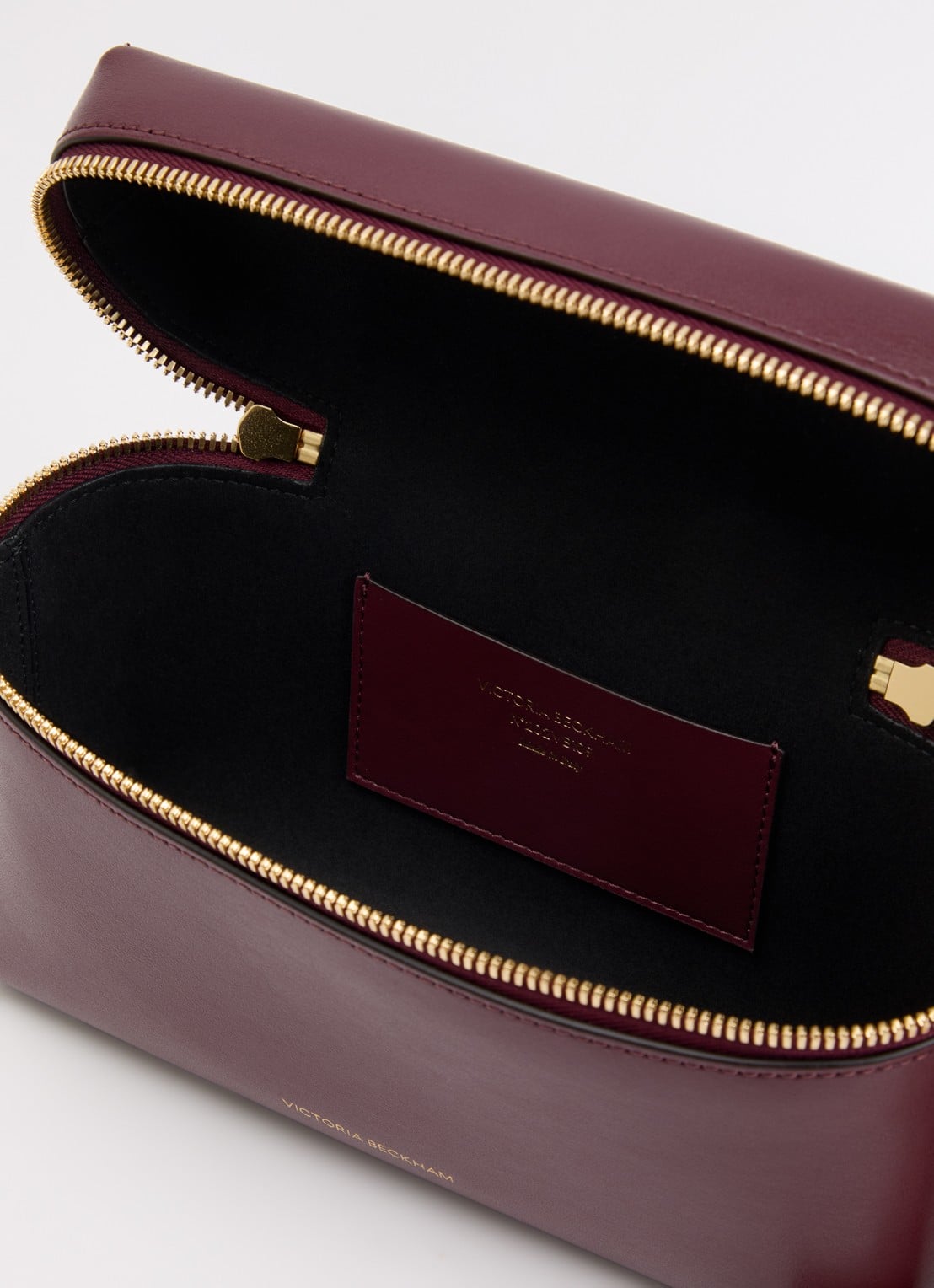 Victoria Beckham Vanity crossbody tas van leer  - detail bordeauxrood