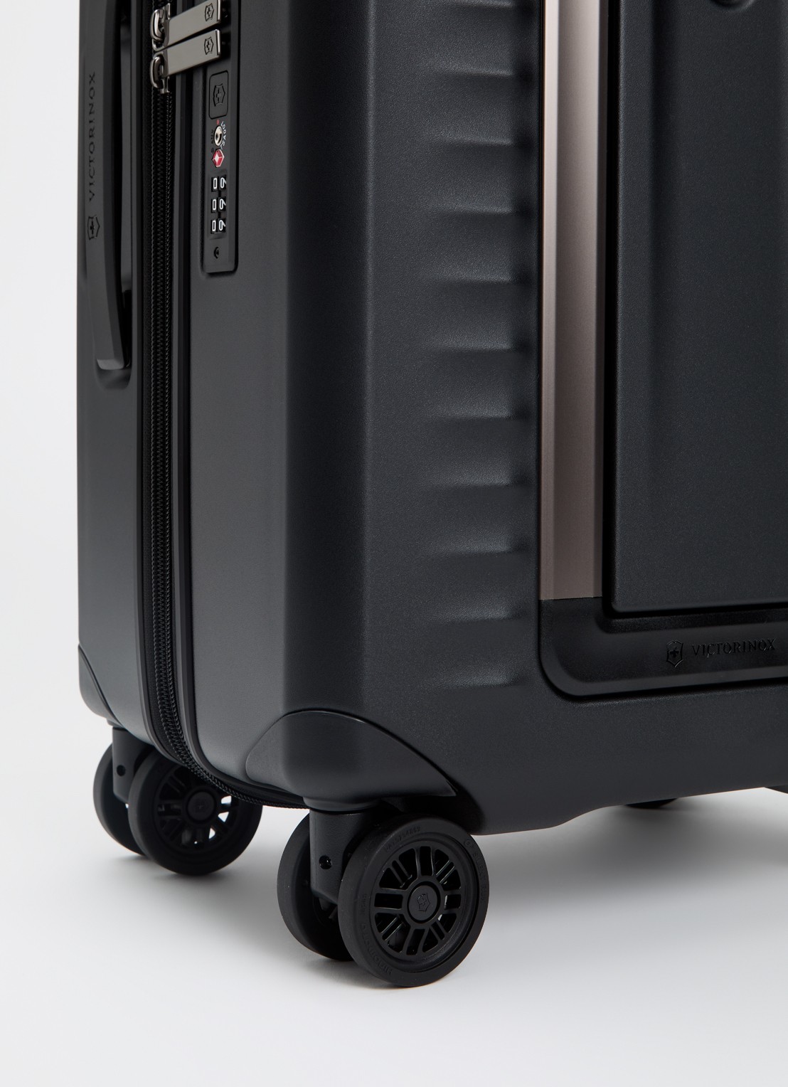 Victorinox Airox Advanced Frequent Flyer spinner 55 cm - detail zwart