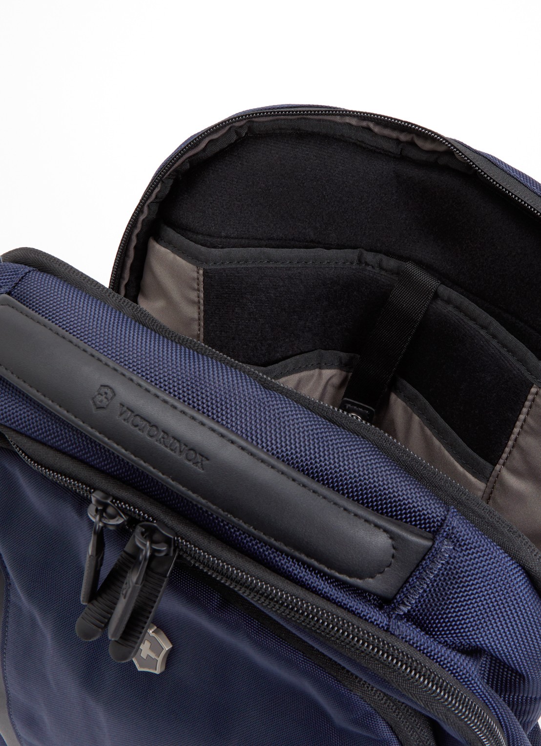 Victorinox Altmont Professional Compact rugzak met 15 inch laptopvak - detail donkerblauw