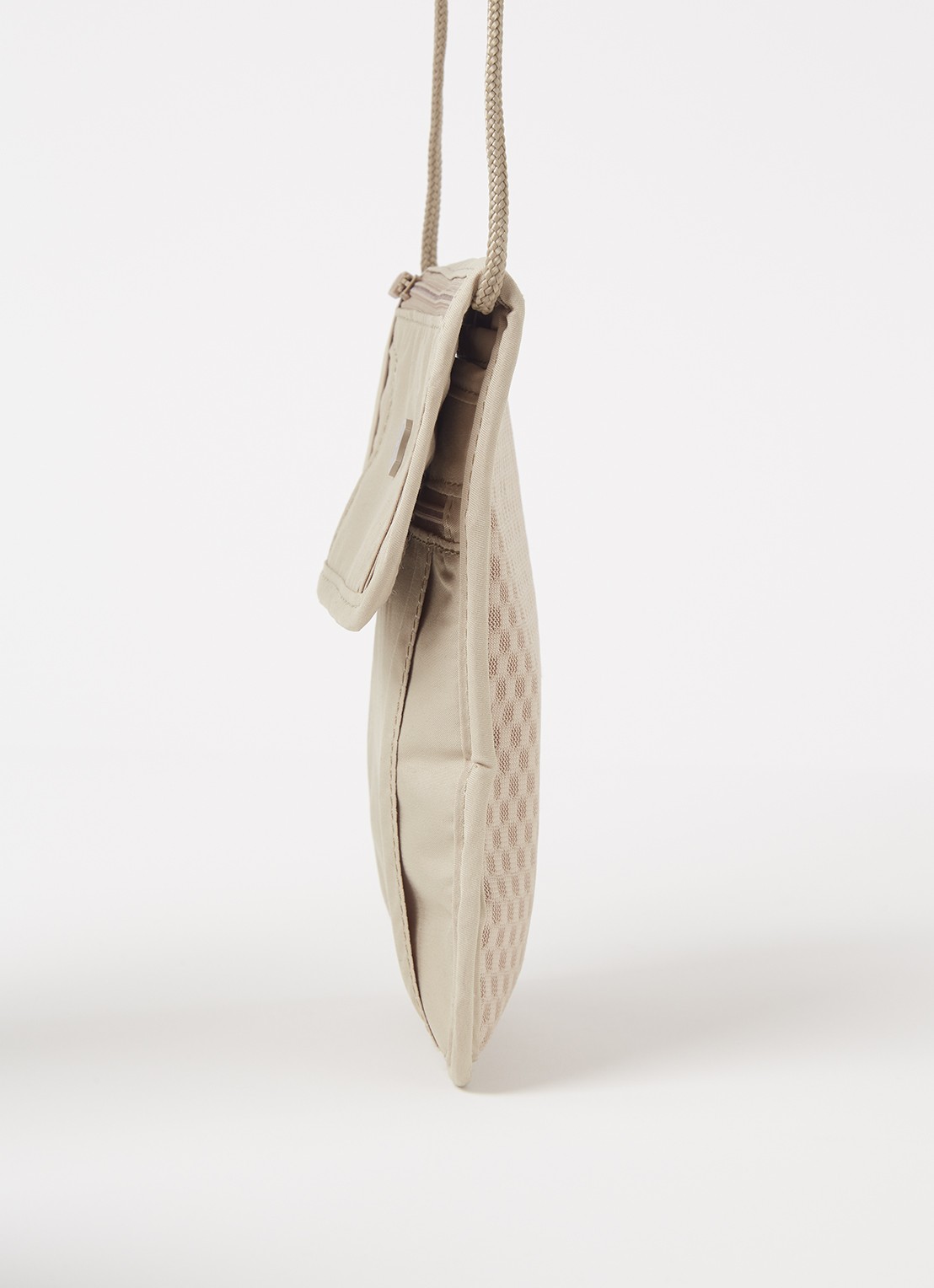 Victorinox Travel crossbodytas met verstelbare schouderriem - detail 2 zand