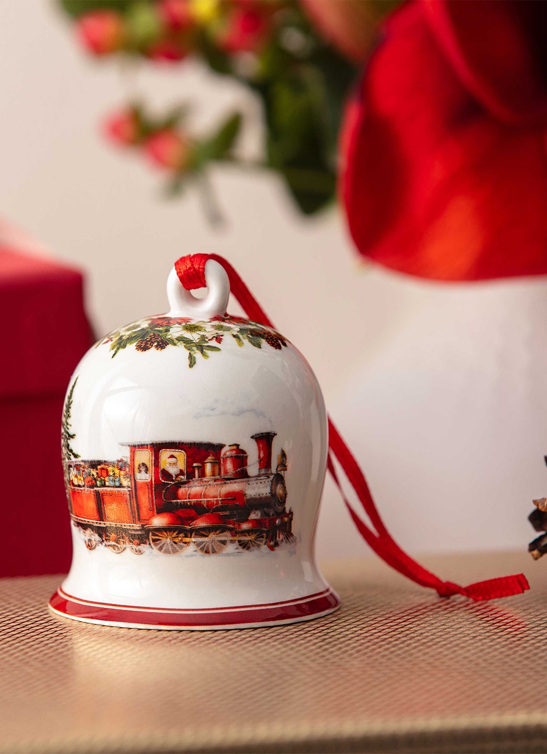 Villeroy & Boch Annual Christmas 2025 Klokje kersthanger 5,6 cm - achterkant 3 gebroken wit
