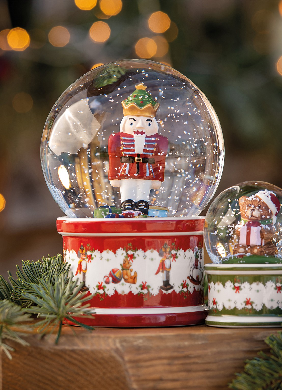 Villeroy & Boch Christmas Toys sneeuwbol 17 cm - achterkant 6 steenrood