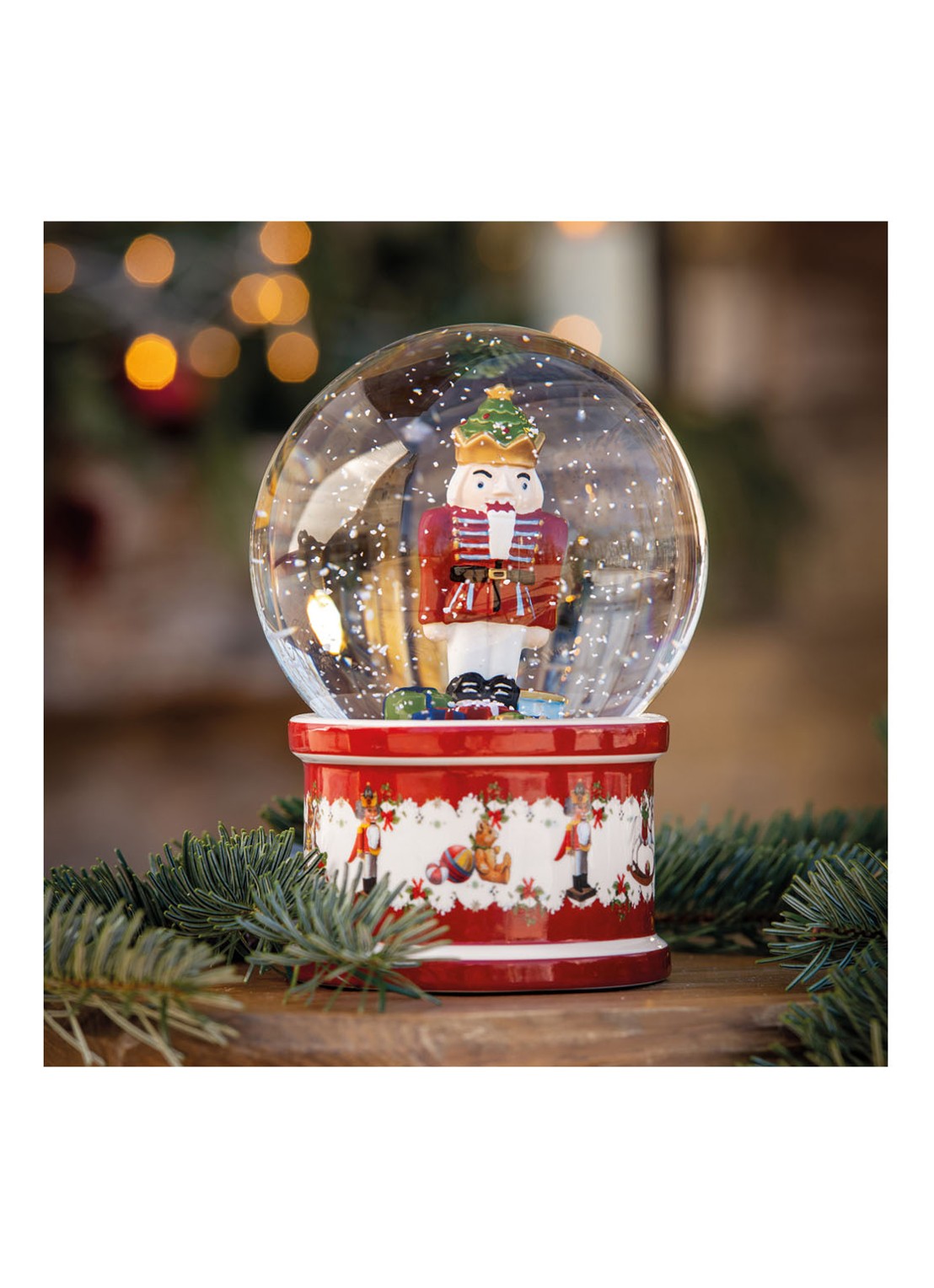 Villeroy & Boch Christmas Toys sneeuwbol 17 cm - detail 4 steenrood